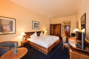 Postel nebo postele na pokoji v ubytování Göbel`s Hotel Quellenhof