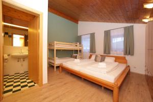 sypialnia z 2 łóżkami i łóżkiem piętrowym w obiekcie Chalet an der Schmittenhöhe w mieście Zell am See