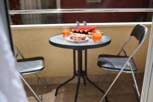 stół z napojami i talerzem jedzenia na nim w obiekcie Apartments & Rooms Andrea w mieście Zadar