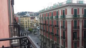 ナポリにあるUna casetta al centro di Napoliのバルコニーから市街の景色を望めます。