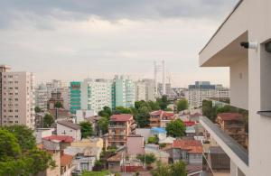 Vedere generală la București sau o vedere a orașului de la acest apartament