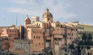 un grand bâtiment au sommet d'une montagne dans l'établissement Petite Lamarmora, à Cagliari