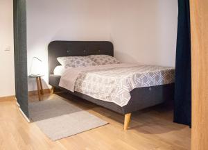 Un pat sau paturi într-o cameră la Urban Nest Banu Manta