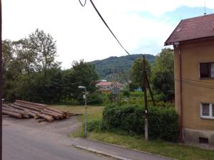 een stapel houtblokken aan de kant van een weg bij Apartmán Prefa in Benešov nad Ploučnicí