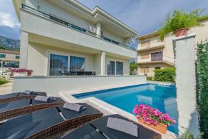 Bazén v ubytovaní Villa Barbara-Kastela with heated pool alebo v jeho blízkosti