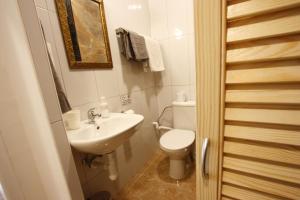 A bathroom at Best View Apartments