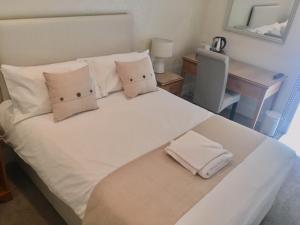 מיטה או מיטות בחדר ב-Melbourne View Hotel