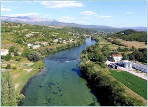 Luftblick auf einen Fluss in einer Stadt in der Unterkunft Ivan in Obrovac Sinjski