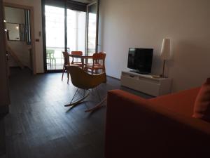 モンテシルヴァーノ・マリーナにあるLa Casa sul Mareのリビングルーム(テーブル、椅子、テレビ付)