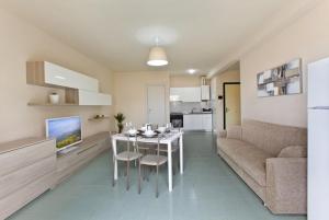 cocina y sala de estar con mesa y sofá en Residence "Canta" en Pescara