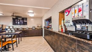A restaurant or other place to eat at Best Western InnSuites Phoenix Hotel & Suites