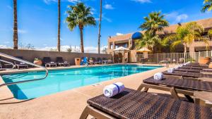 Best Western InnSuites Phoenix Hotel & Suites 내부 또는 인근 수영장