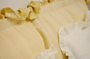 une robe blanche avec une étrave jaune sur elle dans l'établissement Le Macine Relais, à Cairo Montenotte