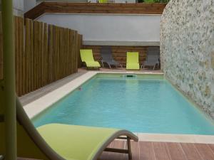 Bazén v ubytování le chemin des pouzes nebo v jeho okolí