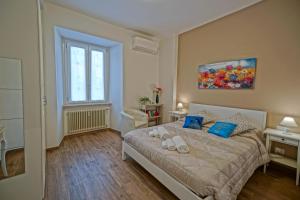 ローマにあるAppartamento Gracchiのベッドルーム(青い枕の大型ベッド1台付)