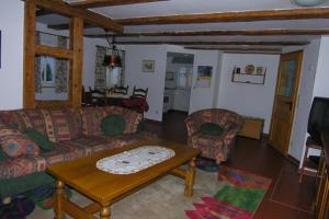 ein Wohnzimmer mit einem Sofa und einem Couchtisch in der Unterkunft "Am Klingentor (EU)" Ferienwohnungen in Rothenburg ob der Tauber