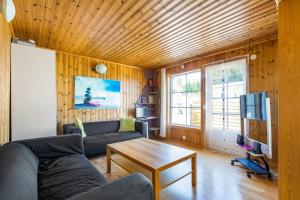 uma sala de estar com um sofá e uma mesa em Holiday Lakefront house em Björköby