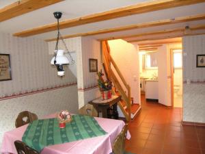 ein Esszimmer mit einem Tisch und einer Küche in der Unterkunft "Am Klingentor (EU)" Ferienwohnungen in Rothenburg ob der Tauber