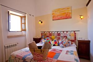 a bedroom with a bed and a window at Agroturisme Na Martina in Portopetro