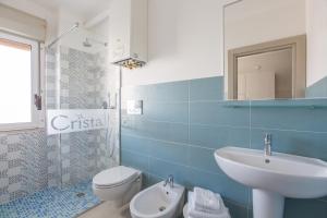 ヴィエステにあるResidenza Cristalloのバスルーム(洗面台、トイレ付)