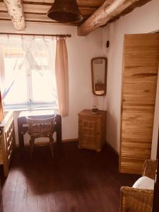 ein Schlafzimmer mit einem Tisch, einem Stuhl und einem Fenster in der Unterkunft Samodzielny Dom Przy Lesie in Tereszewo