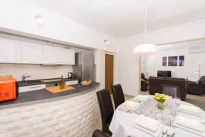 Kuchyňa alebo kuchynka v ubytovaní Holiday home Ruzmarin