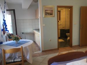 eine Küche und einen Tisch mit einem Tischtuch drauf in der Unterkunft Apartment Villa Ana in Opatija + 37 Fotos