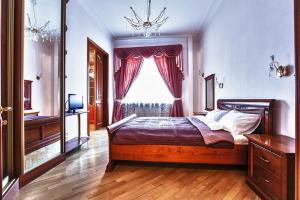 Un dormitorio con una cama grande y una ventana en Miracle Apartments on Smolensky Boulevard, en Moscú