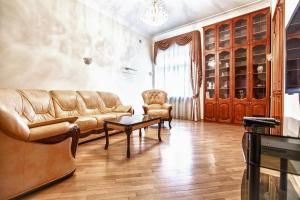 sala de estar con sofá y mesa en Miracle Apartments on Smolensky Boulevard, en Moscú