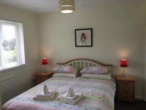 a bedroom with a bed with towels on it at Morning Field Apartment Free Parking in Inverness