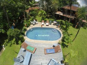an overhead view of a swimming pool in a yard at Chalet Y Cabinas Hibiscus in Cahuita