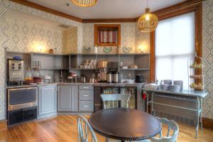 A kitchen or kitchenette at The Hotel Portsmouth - Downtown