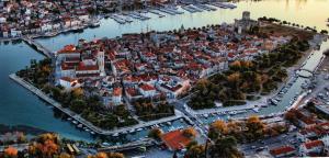 Výhľad na mesto Trogir alebo výhľad na mesto priamo z dovolenkového domu