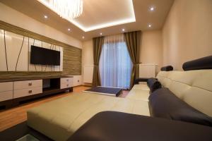 ein Wohnzimmer mit Couch und Flachbildfernseher in der Unterkunft Hotel DARO in Banská Štiavnica