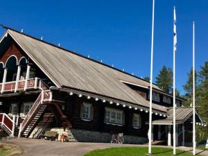 un gran edificio de madera con techo de gambrel en Hotelli Kägöne, en Parikkala