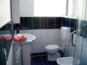 La salle de bains est pourvue de toilettes et d'un lavabo. dans l'établissement Apartment Veronica, à Split