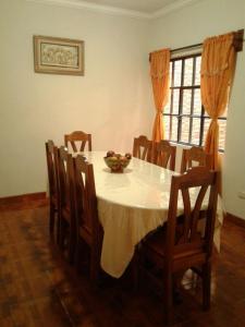 Hotel Bethel في كوبان: طاولة غرفة الطعام مع وعاء من الفواكه عليها