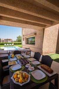 een tafel met borden en eten bovenop bij Chez Maya in Marrakesh