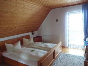 Postel nebo postele na pokoji v ubytování Hochschwarzwald-Hof