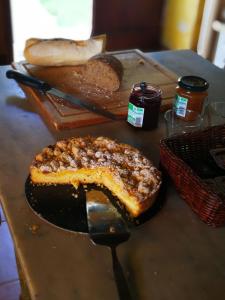 ein Stück Kuchen auf einem Tisch in der Unterkunft Conero Mare Verde in Numana