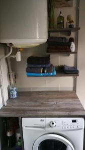 a laundry room with a washing machine and a counter at Maison Acacias Le Mans in Le Mans