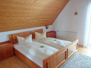 Postel nebo postele na pokoji v ubytování Hochschwarzwald-Hof