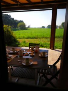 een tafel met eten en uitzicht op een veld bij Conero Mare Verde in Numana