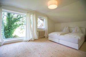 Posteľ alebo postele v izbe v ubytovaní Chalet Happy Family, secluded location, 15 min to salzburg and just short to t lakes sound of music, BBQ&bikes&sunbeds for free, up to 14p