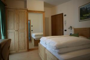 Posteľ alebo postele v izbe v ubytovaní B&B Rendena Chalet