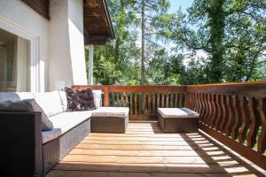 Balkón alebo terasa v ubytovaní Chalet Happy Family, secluded location, 15 min to salzburg and just short to t lakes sound of music, BBQ&bikes&sunbeds for free, up to 14p