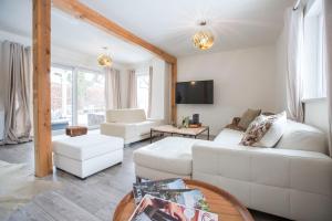 Posedenie v ubytovaní Chalet Happy Family, secluded location, 15 min to salzburg and just short to t lakes sound of music, BBQ&bikes&sunbeds for free, up to 14p