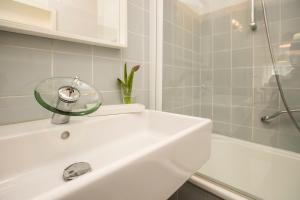 Kúpeľňa v ubytovaní Chalet Happy Family, secluded location, 15 min to salzburg and just short to t lakes sound of music, BBQ&bikes&sunbeds for free, up to 14p