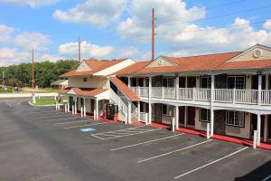 un estacionamiento frente a un edificio en Country View Inn & Suites Atlantic City, en Galloway