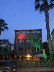 ein Gebäude mit einem beleuchteten Schild darauf in der Unterkunft Latino Hotel in Kemer